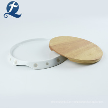 Placa cerâmica redonda personalizada com prato de madeira